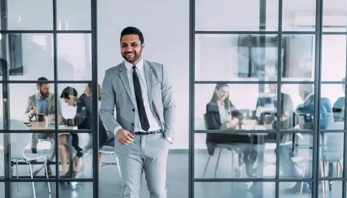 Forced into attending boss's meeting after logging out? Internet praises this one employee who finally said "no"