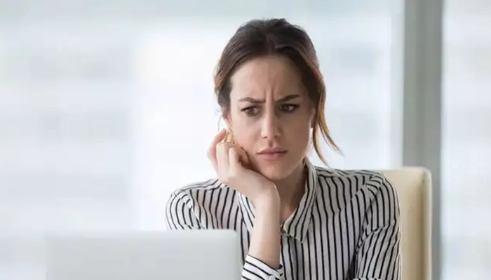 Manager pulls last-minute stunt to extend notice period on employee's final working day; Reddit explodes with advice and outrage