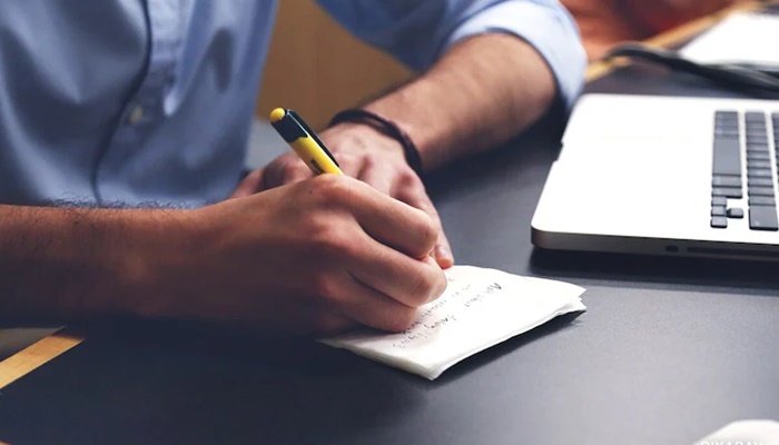 HR Executive Slams Employee For Quitting On Day 1, LinkedIn Post Divides Internet