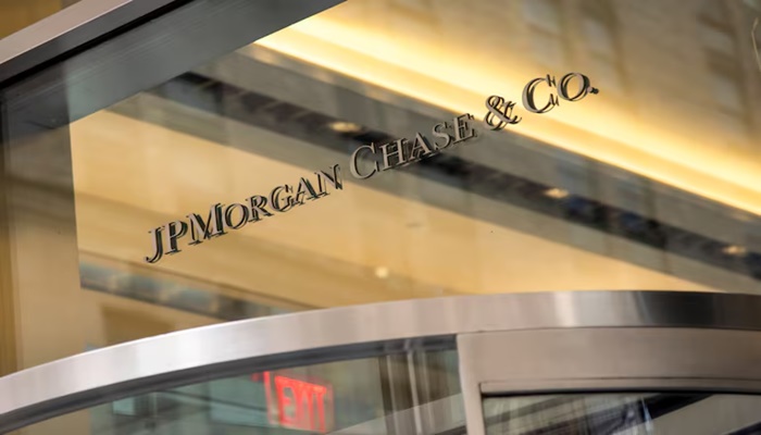 JPMorgan warns new analysts: accept a future job offer and you’ll be fired