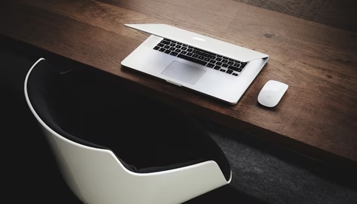 Employee follows boss’s strict no work-from-home rule, shows up sick only to be sent home later