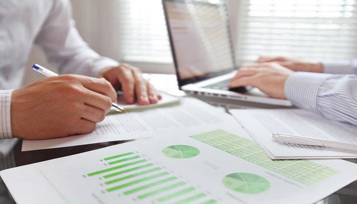 UAE law: Can full-time employees legally start their own business?