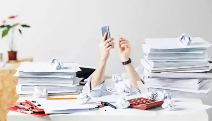 Overworked employee says manager gives him work after 6:00 pm and calls after 9 pm. Netizens suggest: 'Go on airplane mode'