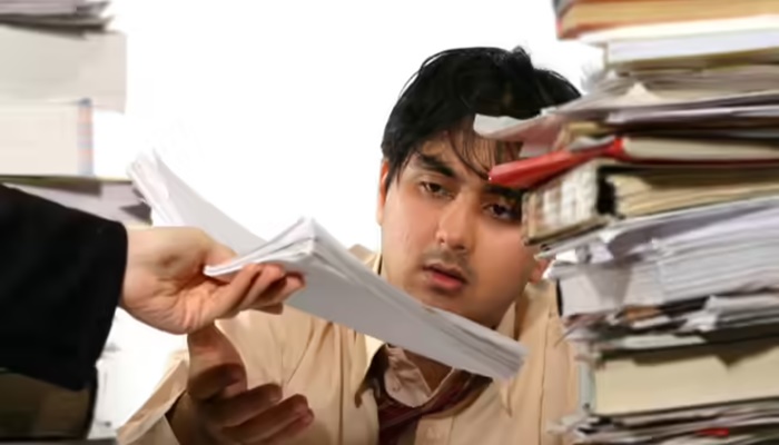 'I do 70% of my team’s work': Employee calls out boss for dismissing work overload. Internet couldn’t relate more