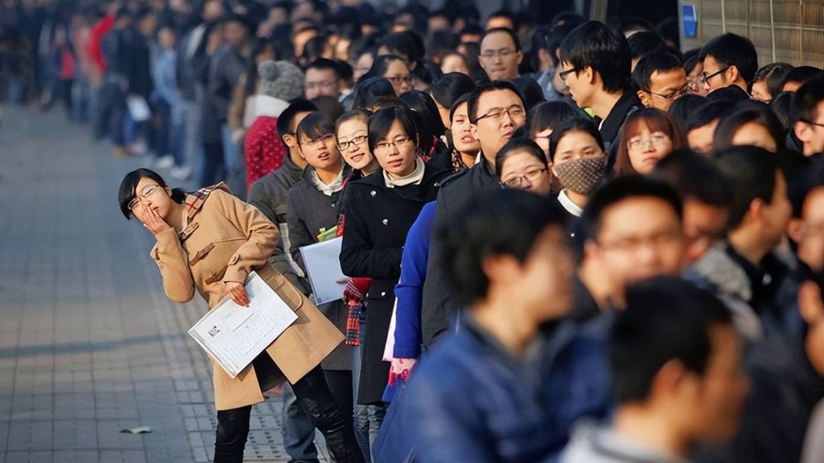 China's unemployed young adults who are pretending to have jobs