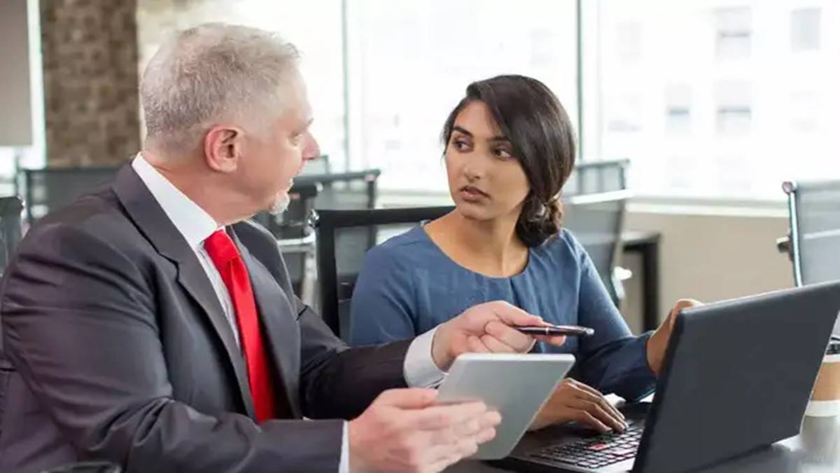 From 'don’t like the tone' to 'facecard never declines': Senior employee slams Gen Z colleague's workplace attitude. Internet is divided