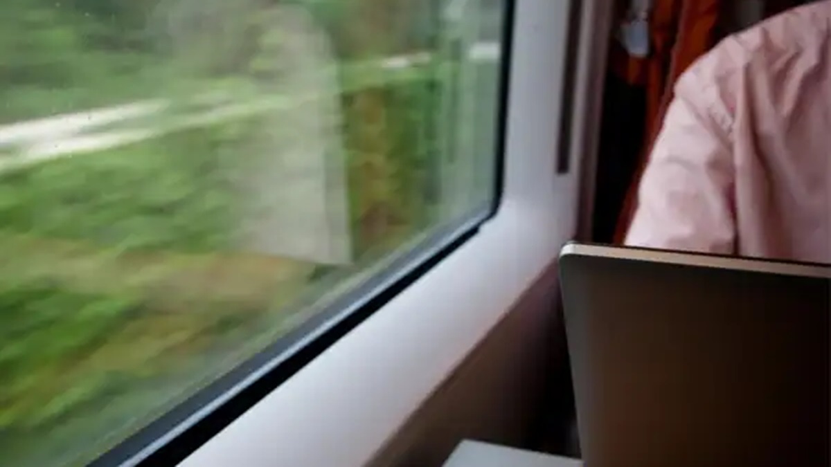 Employee caught working from train after boss denied leave seeks internet’s advice. Netizens split over discipline vs ‘North Korea' rules