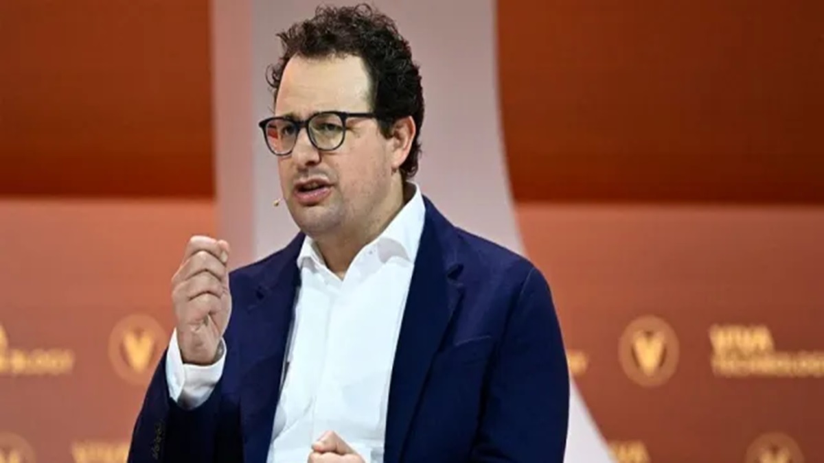 The CEO of a $183 Billion AI Startup Says There's a 'Need to Warn the World' About AI Taking Jobs