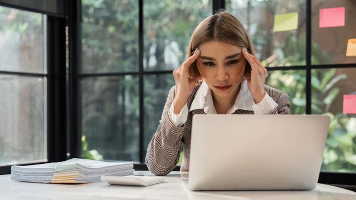 A boss demanded his employee come in 5 minutes early. The worker's 5-word question shut it down instantly.