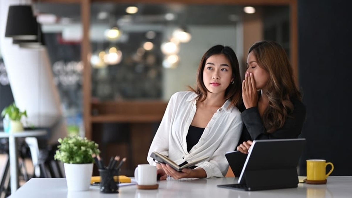 HOW TO HANDLE AN EMPLOYEE MOONLIGHTING BEFORE IT BECOMES OFFICE GOSSIP