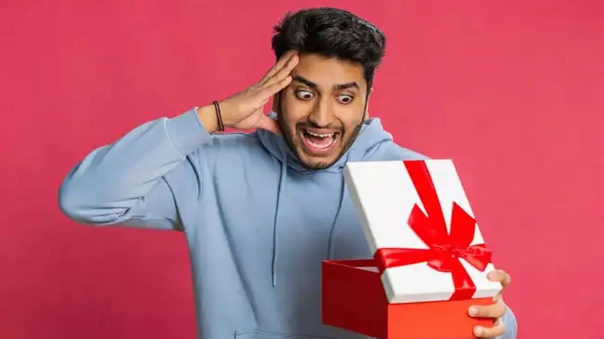 Employee gets emotional about his manager's 'very wholesome' gift after he completed a year at his company. Netizens react: 'How sweet'