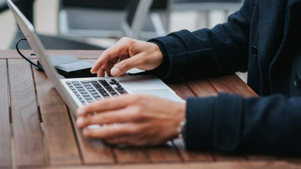 Indian man earning ₹60 LPA asks Redditors if he should move to US for ₹1.6 crore job: ‘Is it worth it?’