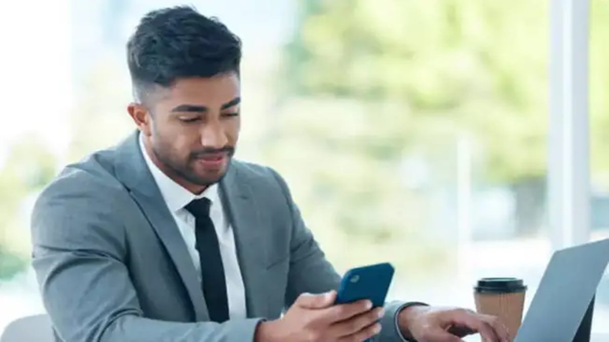 Employee questions manager's WhatsApp during office hours. Simply run away, say netizens