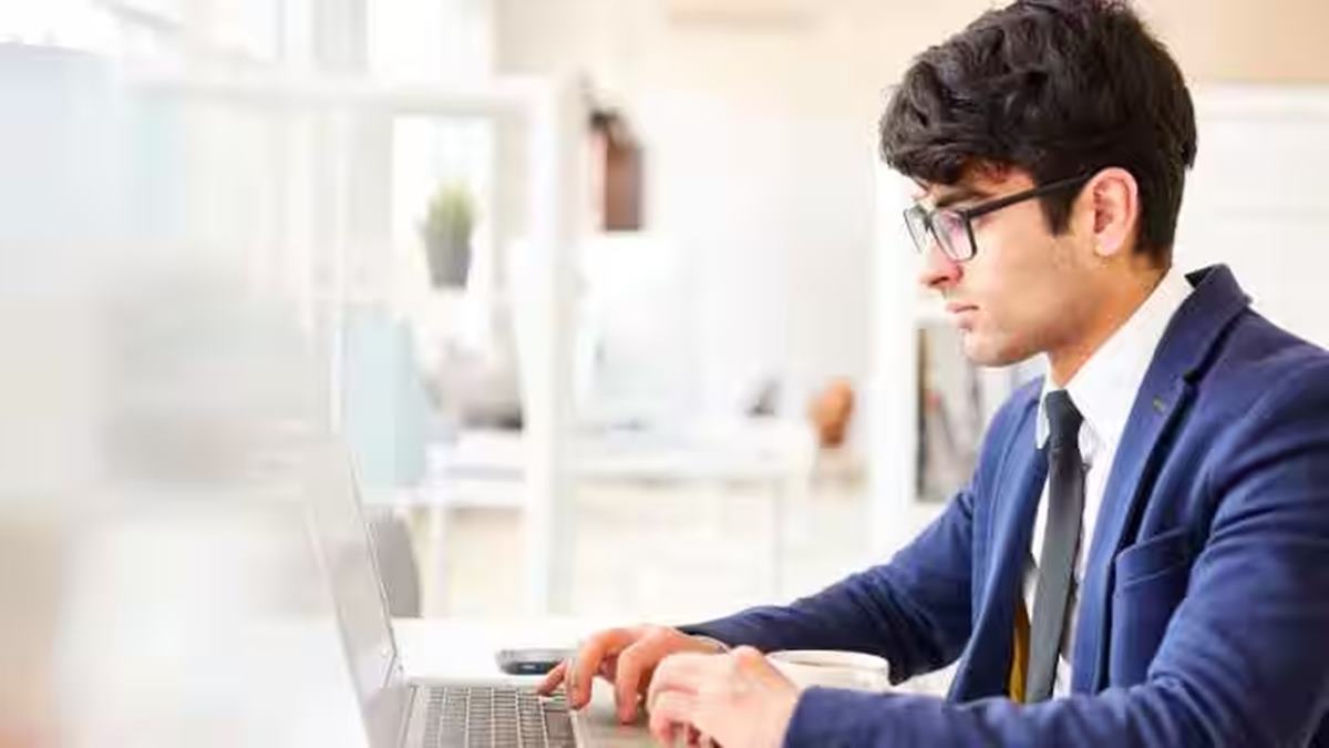 'Good Pay, No Support': Fresher Struggles With ‘Do It Yourself’ Work Culture At First Job