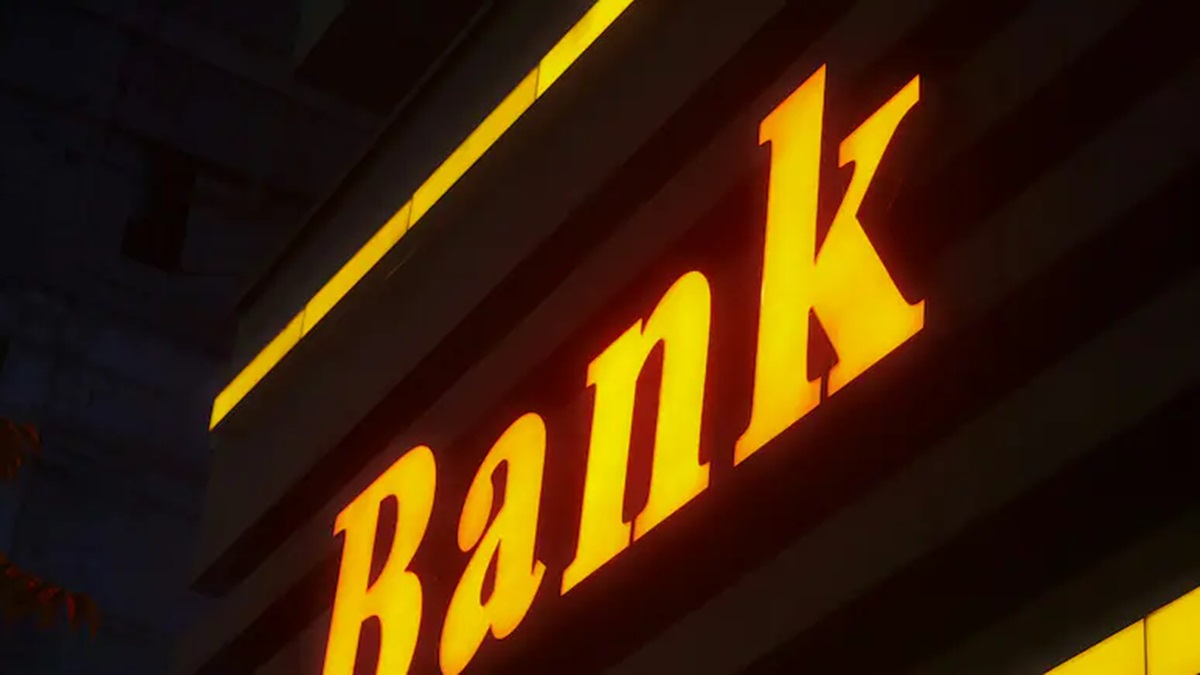 Employee Exposes 'Toxic Reality' Of Government Banking Job: 'Sold A Lie'