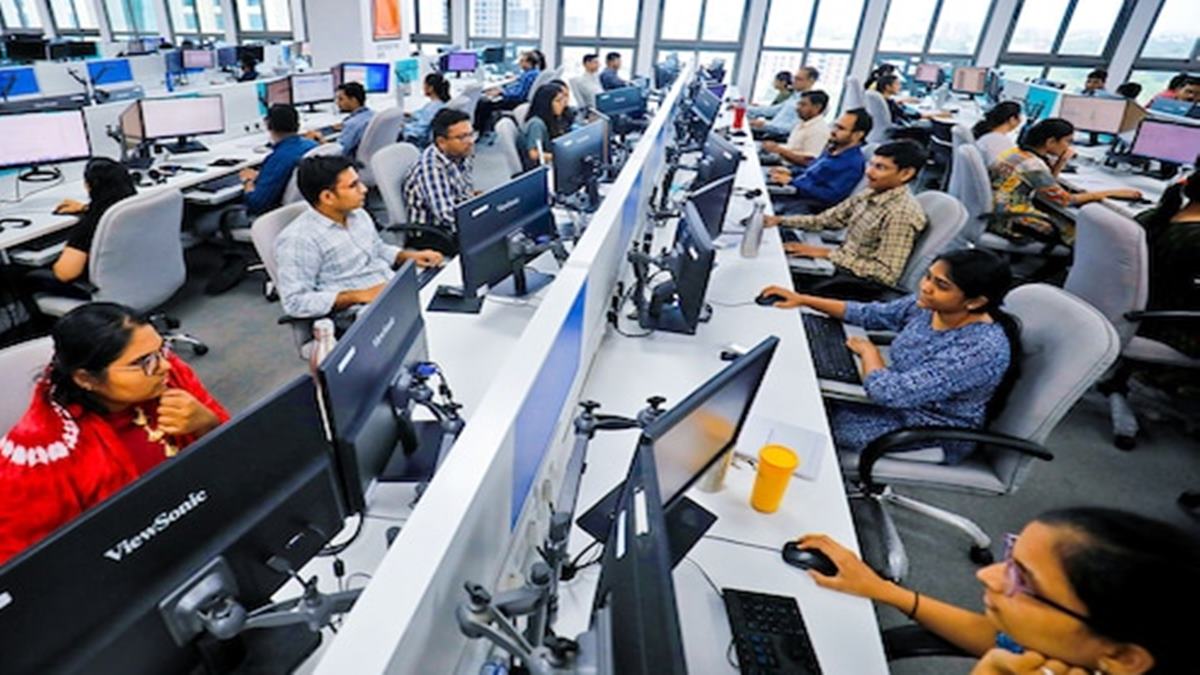 Service sector job shifts: 17 states on decline as N-E leads contraction