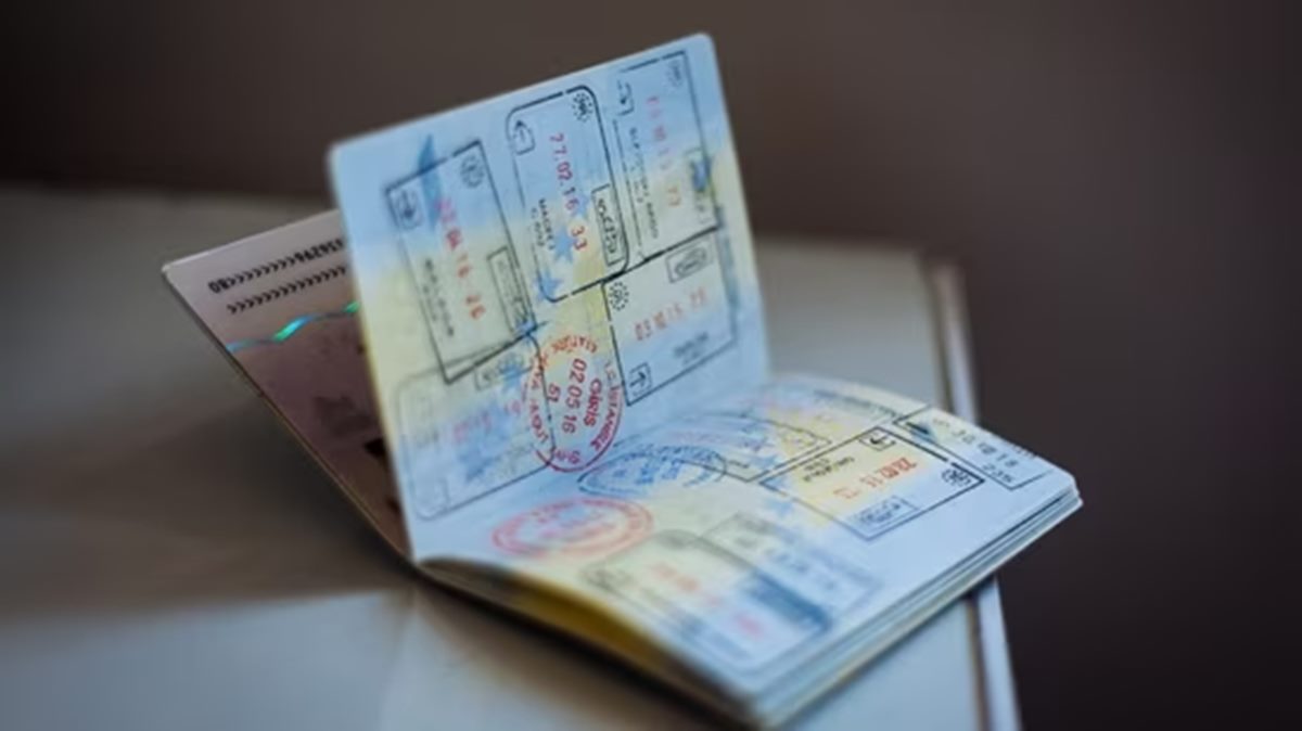 H-1B row: USCIS say L1 and F1 visa holders exempted from $100,000 fee - rule doesn't apply to 'change of status'