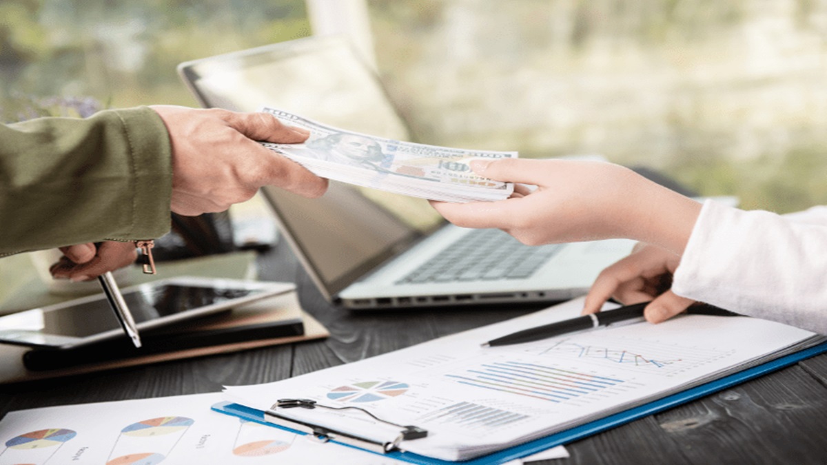 Employee secures triple severance against secret negative review