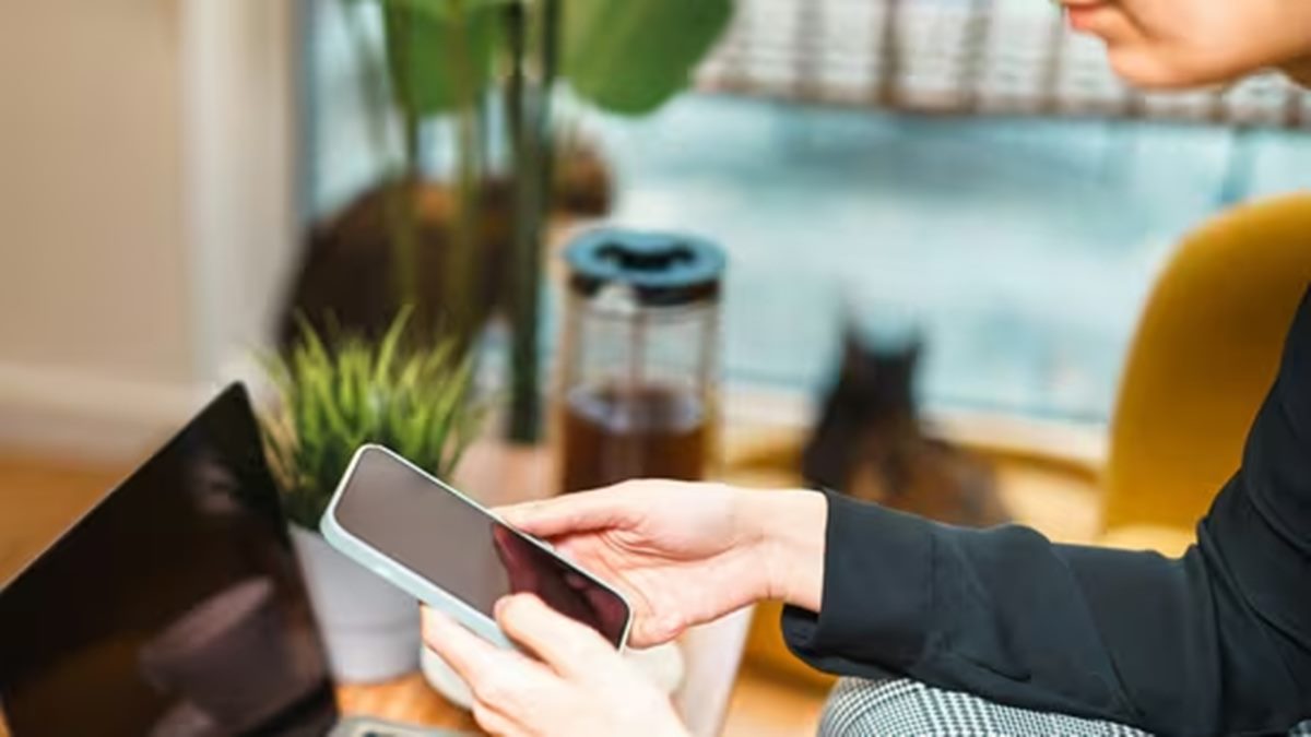 Gen Z texts Indian manager ‘Reels scroll karun’ after finding she has nothing to do