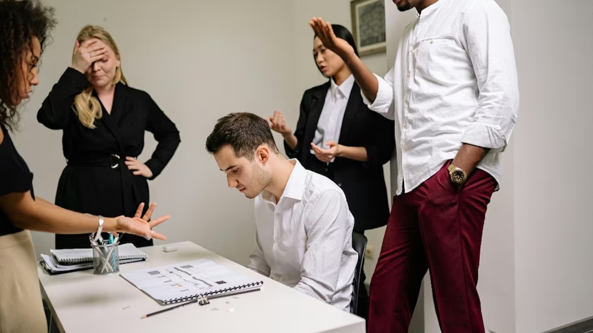 'Seniors act like bosses from a 90s movie' : Fresher on toxic work culture in PSU bank, post goes viral 