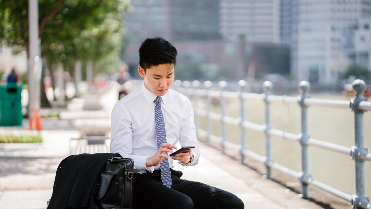 Fresh grad says he feels ‘compelled’ to accept S$2.6k job offer amid Singapore’s tough job market, seeks advice on Reddit
