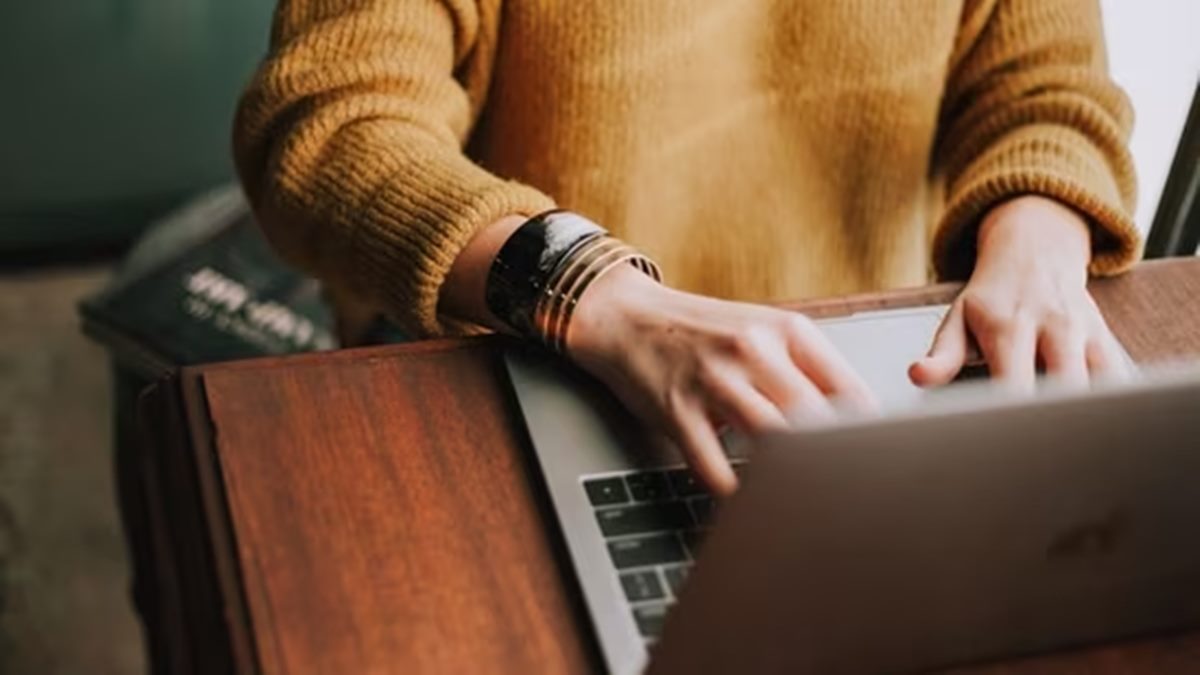 American boss tells employee to 'make up' sick leave hours later, sparks outrage online