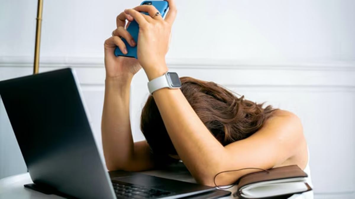 Employee says lead expected a reply at 2:45 am after 14-hour workday: 'This job is destroying my peace'