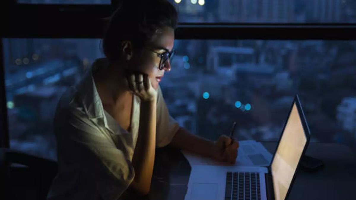 Manager sees her employee working very late online at 1:47 AM. She sends him a message he will never forget. Netizens say you are lucky