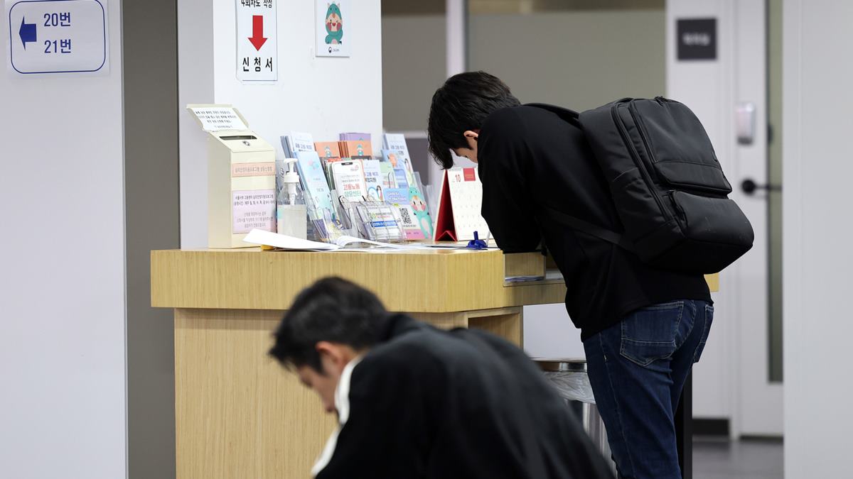 Men in 20s take harder hit in job market on spread of AI