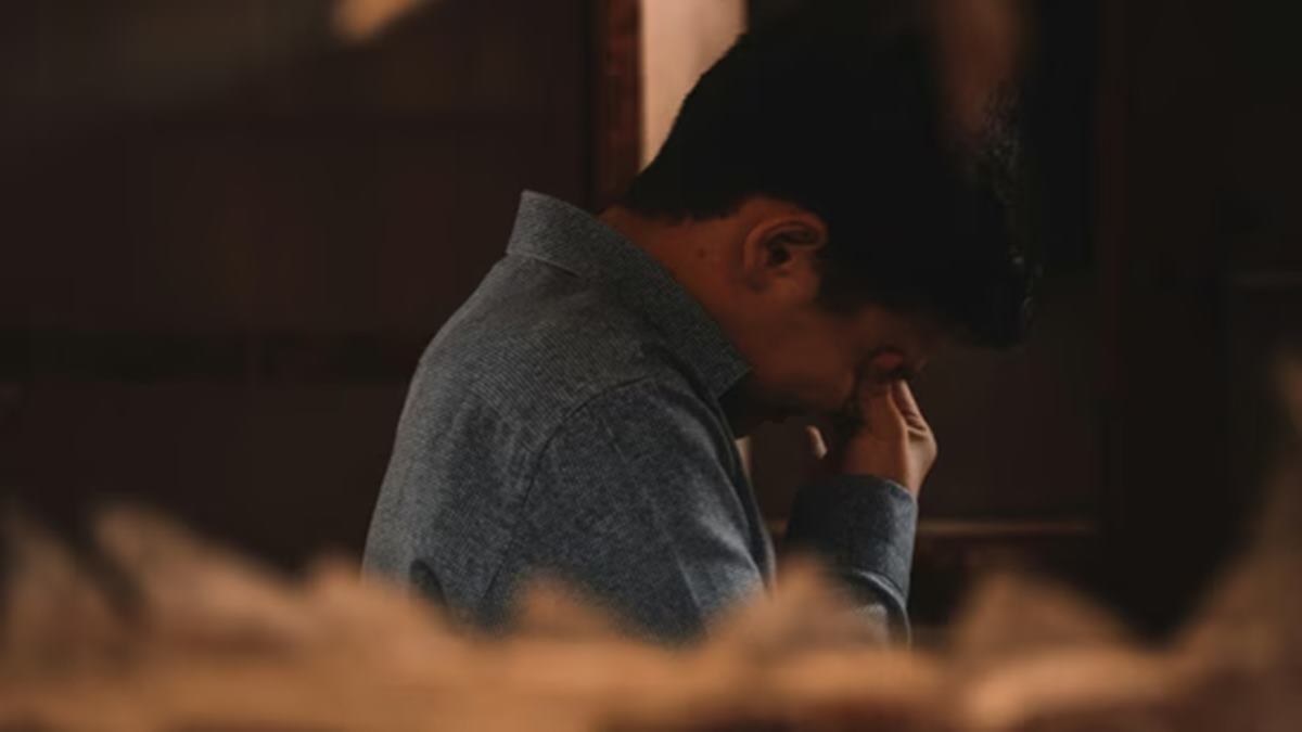 Employee requests leave after grandfather’s death, manager’s shocking reply goes viral: 'Be active on WhatsApp'