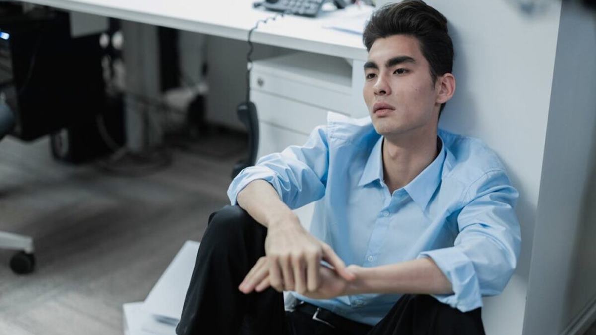 Worker earning S$4K a month in aunt’s company considers resigning after burnout; Reddit weighs in