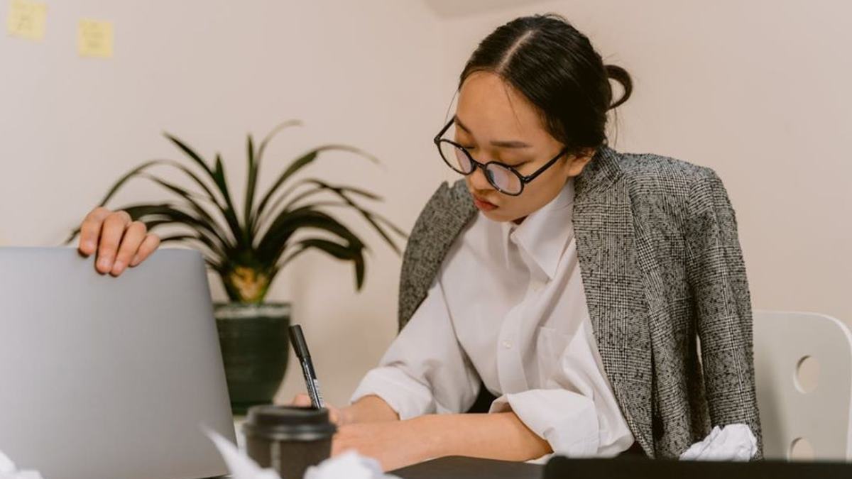 ADDRESSING THE GENDER GAP IN AI USAGE AND ITS IMPLICATIONS FOR THE WORKPLACE