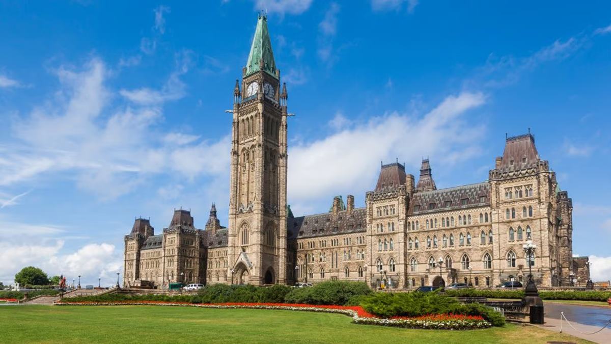 10,000 federal employees received layoff notices last week, say unions