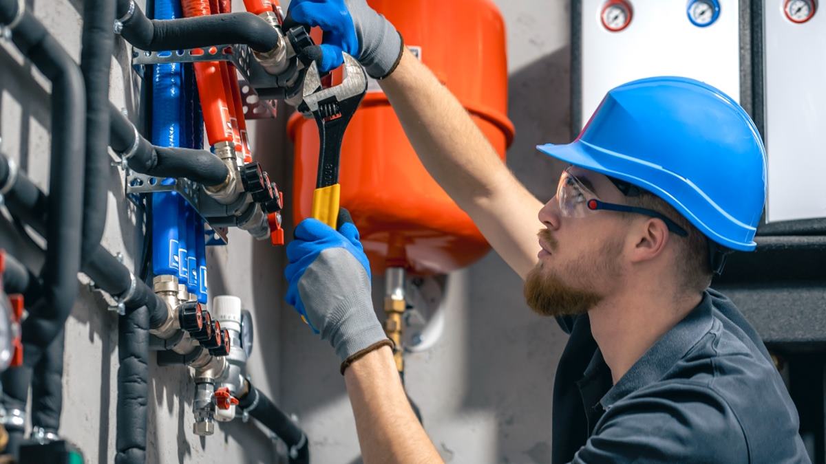 Employee asks why plumbing is the most recommended job in the US — white-collar employees list three reasons