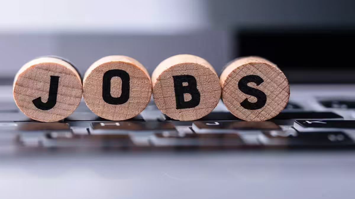 Workers hold on to jobs as layoffs rise and quit rate falls to decade low