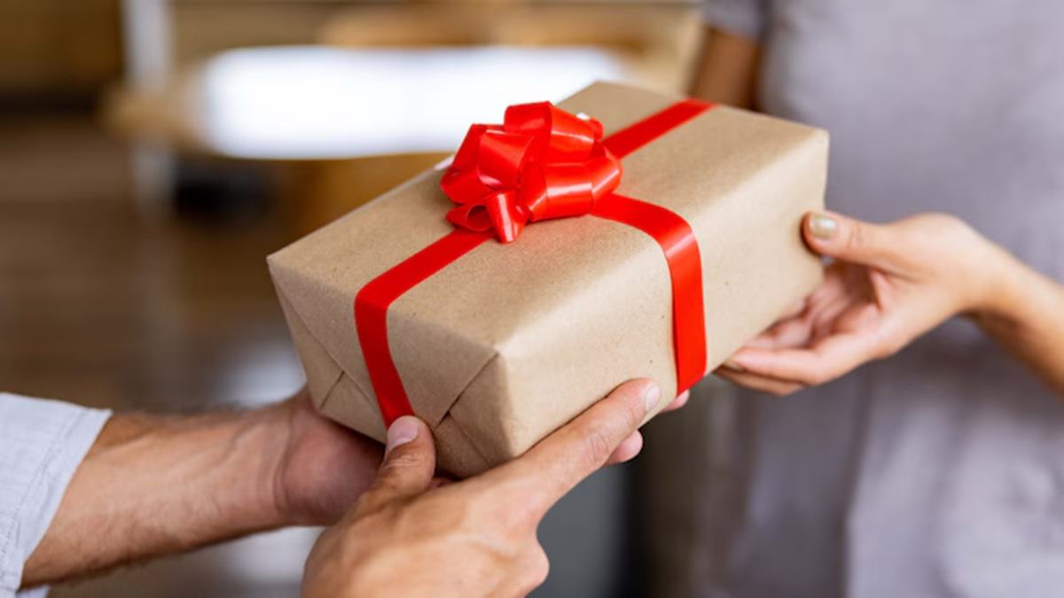 Employee flags issue after team splits Rs 15,000 farewell gift bill without asking