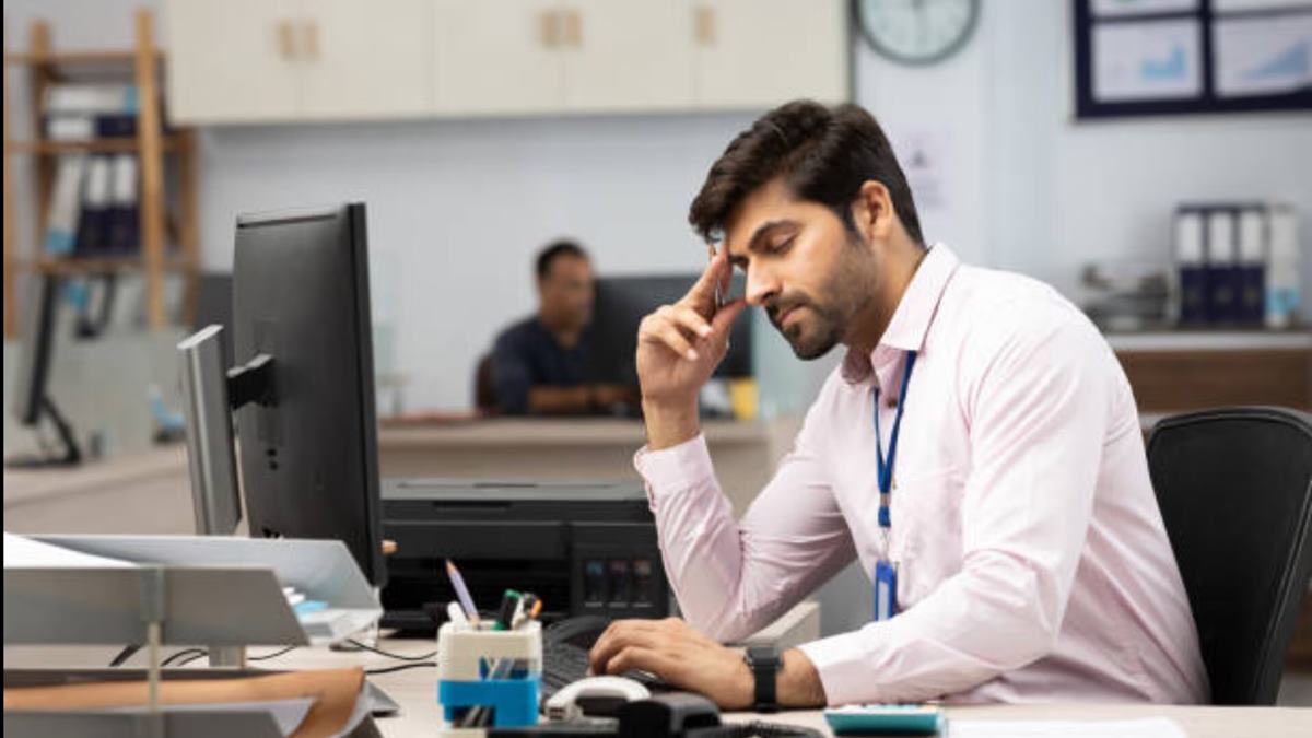 Manager pulls up employee for leaving at 5:10 pm after 8:30–5 shift: 'What you're doing is...'