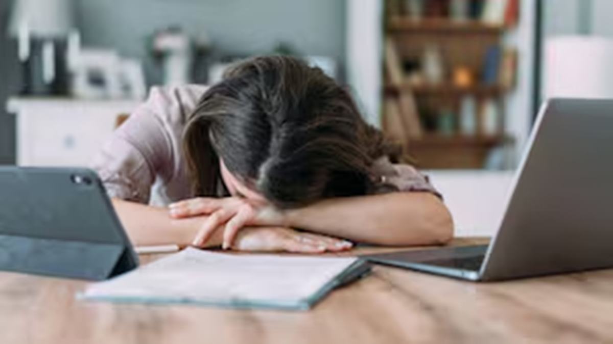 ‘Nobody will tolerate this’: Employee unhappy with pay sleeps at work for hours, boss threatens to fire her